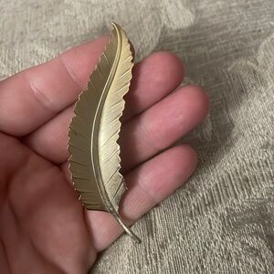 🐮Vintage gold-tone feather brooch pin🐮